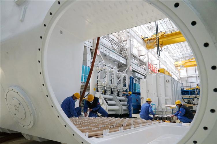 4月29日,工人在秦皇岛经济技术开发区一家大型输变电设备生产企业的