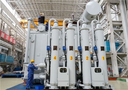 4月29日,工人在秦皇岛经济技术开发区一家大型输变电设备生产企业的