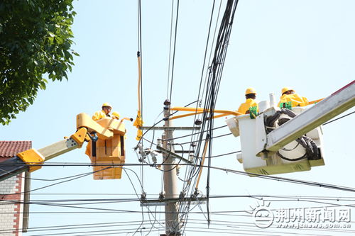 迎峰度夏保供电 荆州电力工人顶烈日保万家夏日清凉